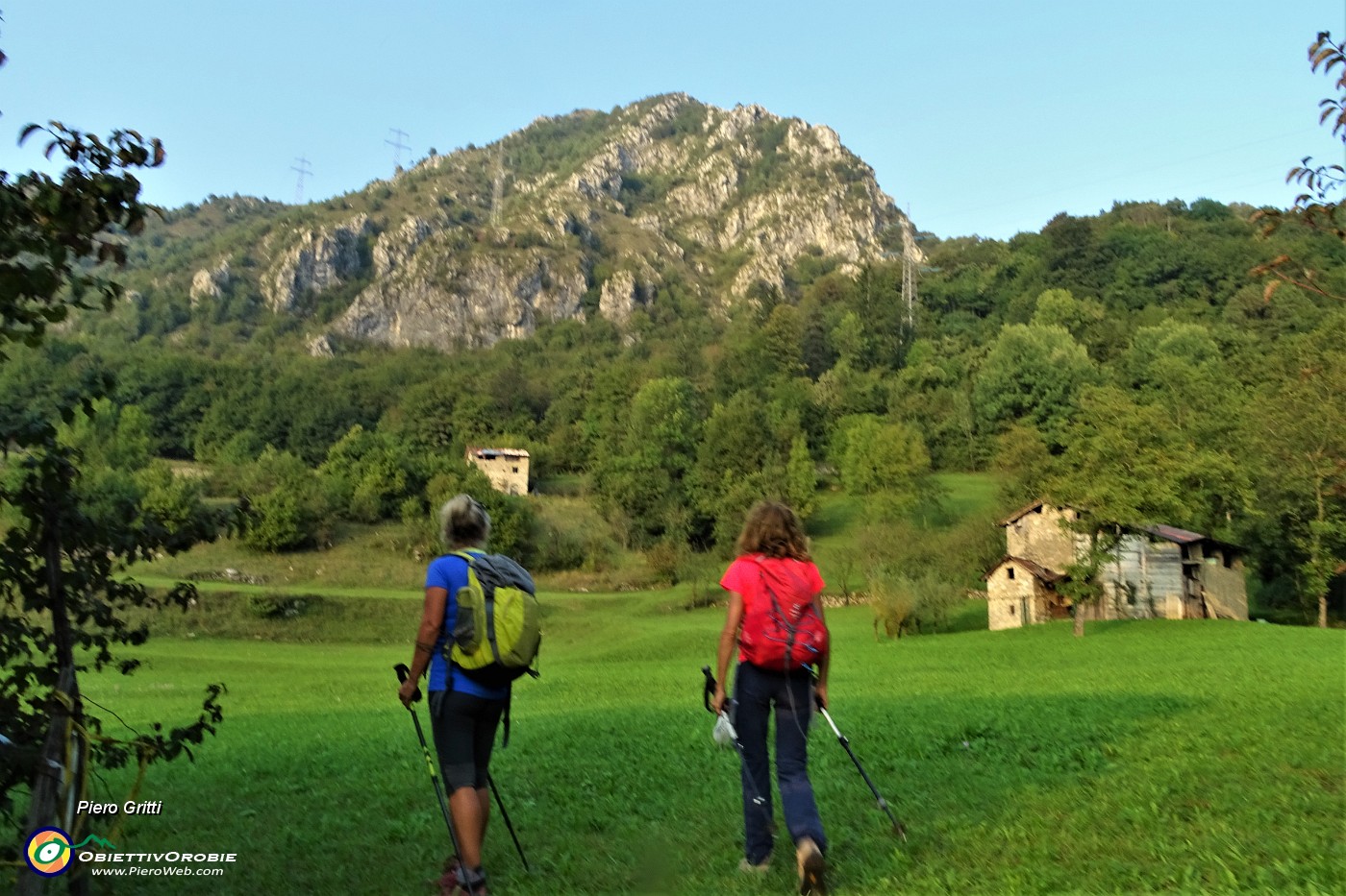 80 Grande bella radura prativa con vista sulla cima rocciosa del Pizzo di Spino versante sud.JPG